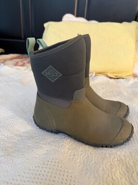 Muck Boot Company Short Waterproof Boot - Olive/Black